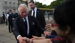 تشارلز الثالث يصل القصر الملكي في لندن