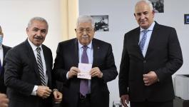 الرئيس عباس يتسلّم النسخة الأولى من جواز السفر الفلسطيني البيومتري