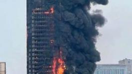 بالفيديو: مشهد لحريق مرعب.. النار تلتهم ناطحة سحاب بالصين