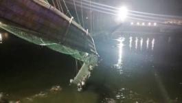 مصرع 40 شخصاً جراء انهيار جسر معلق في الهند.jpg