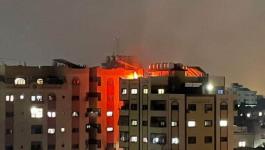 شاهد: الدفاع المدني يتمكّن من السيطرة على حريق اندلع في شقة سكنية وسط قطاع غزّة