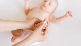 برودة يدين وقدمين الرضع