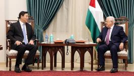 الرئيس عباس مع المبعوث الصيني لعملية السلامالرئيس عباس مع المبعوث الصيني لعملية السلام