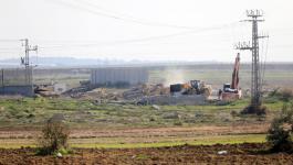 قوات الاحتلال تستولي على رافعة وتُوقف العمل في شبكة الكهرباء جنوب الخليل