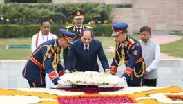  الرئيس السيسي يزور ضريح المهاتما غاندي ويضع اكليل من الزهور على قبره