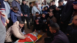فلسطينيون يشيّعون جثماني الشهيدين أبو عرام والعايدي