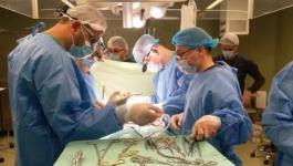 أطباء من فلسطينيي الداخل المحتل يقومون بإجراء عمليات زراعة كلى بغزة.jpg