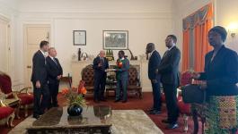 وزير الخارجية يلتقي رئيس زيمبابوي في هراري