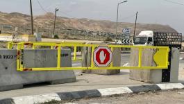قوات الاحتلال تنصب بوابة حديدية عند مدخل الخليل الشمالي 