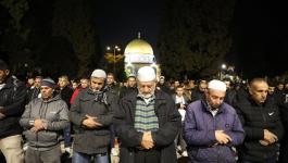عشرات الآلاف يؤدون صلاتي العشاء والتراويح في المسجد الأقصى