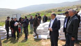 وزير الزراعة يقدم مساعدات لمزارعين في رام الله