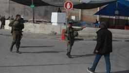 قوات الاحتلال تغلق مدخلًا في الخليل