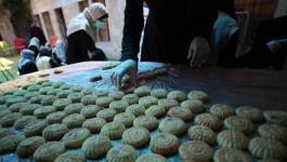 نساء يعددن الكعك في غزة