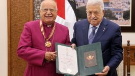 الرئيس عباس يقلد المطران رياح حنا أبو العسل نجمة القدس
