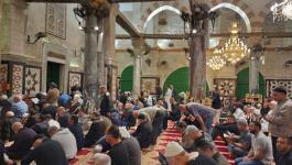 حشود كبيرة تؤدي صلاة الفجر في المسجد الأقصى