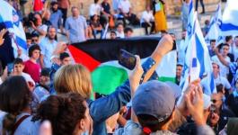 رفع العلم الفلسطيني في مسيرة الأعلام