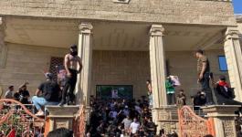 متظاهرون يقتحمون السفارة السويدية في بغداد