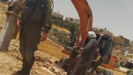 الخليل: الاحتلال يوقف العمل ببناء منزل ويستولي على حفار