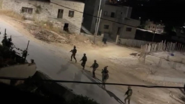 قوات الاحتلال تعتدي على شاب وتستولي على كاميرات مراقبة شمال غرب رام الله