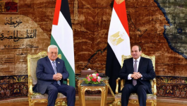 الرئيس عباس يجتمع مع نظيره المصري ويوجه له رسالة شكر