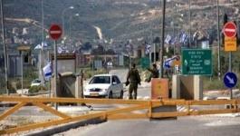 الاحتلال يحتجز 3 شبان عند حاجز عسكري غرب جنين