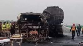 وفاة 20 شخصًا وإصابة 7 آخرين إثر حريق اندلع بحافلة ركاب في الباكستان 