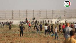 شبان يتظاهرون عند السياج الفاصل شرق مدينة غزّة 