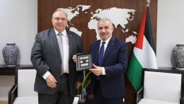 اشتية يستقبل سفير جمهورية الأوروغواي لدى فلسطين لمناسبة انتهاء مهامه الرسمية