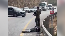 بالفيديو: الاحتلال يعتدي على شاب شمال رام الله