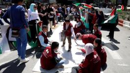 أوقفوا الحرب.. وقفة احتجاجية وسط رام الله للمطالبة بحماية أطفال غزة
