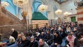الآلاف يؤدون صلاة الجمعة في الحرم الإبراهيمي