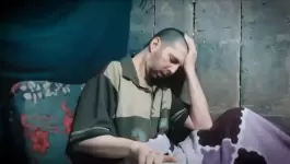 أسير.