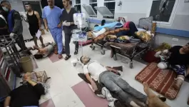 المصابون ملقون على الأرض في مشافي غزة