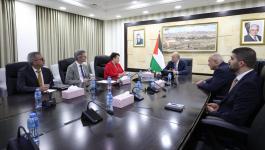 رئيس الوزراء يبحث مع اتحاد البلديات الهولندية سبل تعزيز التعاون