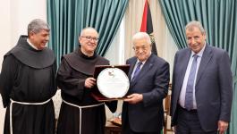 الرئيس عباس يتسلم دعوة لحضور قداس عيد الميلاد المجيد
