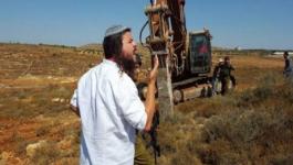 مستوطنون يحرثون أراضي فلسطينية