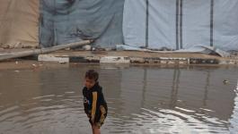 بالفيديو والصور: المواطنون في غزة يطلقون نداء استغاثة لحمايتهم من الشتاء وكابوسه المنتظر