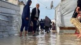 أهالي غزّة يستقبلون الأمطار بالخيام المهترئة وتردي الأوضاع المعيشية