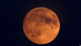 بالفيديو والصور: أطول خسوف للقمر بالقرن الـ