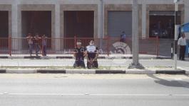 بالصور: شابان يعتصمان وسط شارع صلاح الدين بغزة تضامناً مع الأسرى