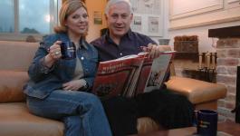 Likud-party-leader-Benjamin-Netanyahu-poses-with-his-wife-Sarah-in-their-Jerusalem-home