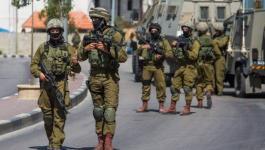 جنود الاحتلال يتجولون بالأسلحة في مدينة الطيبة