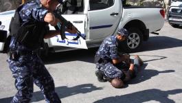طولكرم: الشرطة تقبض على مواطن ونجله تسببا بإصابة شاب خلال الاحتفال بنتائج 