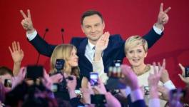 دودا وزوجته، على يمين الصورة، وابنته عقب ظهور نتائج استطلاع لرأي الناخبين بعد إغلاق صناديق الاقتراع