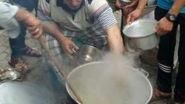 بالصور: مواطن غزّي يطهي الطعام لتوزيعه على الفقراء بدون مقابل