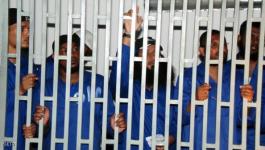 سجناء من القاعدة في المكلا أثناء محاكمتهم