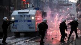 عناصر شرطة مكافحة الشغب التركية يطلقون القنابل المسيلة للدموع باتجاه المتظاهرين في اسطنبول