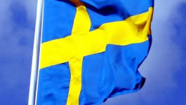 Swedish_flag_with_blue_sky_behind_ausschnitt