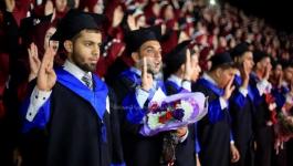 بالصور: فتاة غزّية تُفجر مفاجأة بحفل تخرجها الجامعي أثارت إعجاب الحضور
