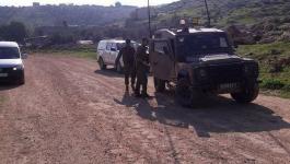 قوات الإحتلال تحاصر آلية تعمل على شق طريق زراعي جنوب طوباس